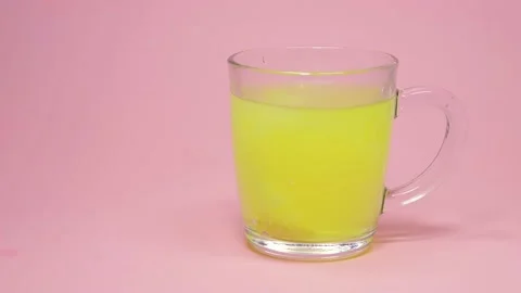 The effervescent tablet falls into the water and dissolves, vitamin orange f 스톡 동영상 170213844