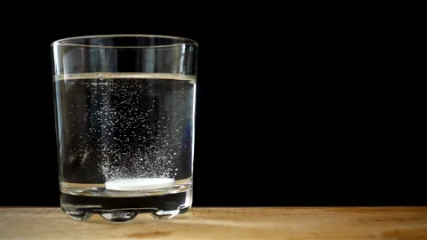 Effervescent tablet in a glass in slow motion Video stock 140256330