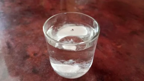 Effervescent tablet in a glass of water Vidéo 226538518