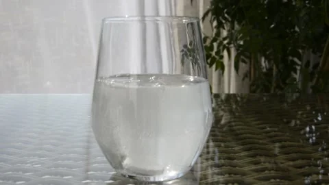 Effervescent tablet in a glass of water. Video stock 286736373