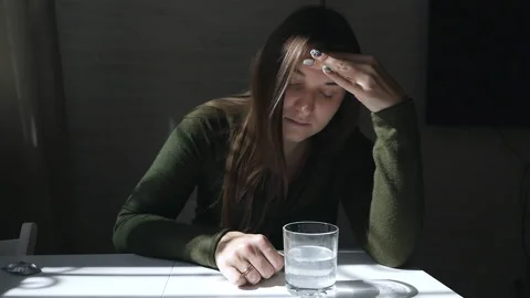 The effervescent tablet for pain in a glass dissolves. Aspirin tablet in a glass Video stock 117430351