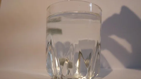 Effervescent tablet soluble in water Video stock 106995457