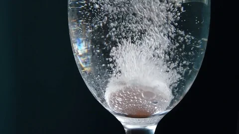 Effervescent tablet in water 스톡 동영상 102048625