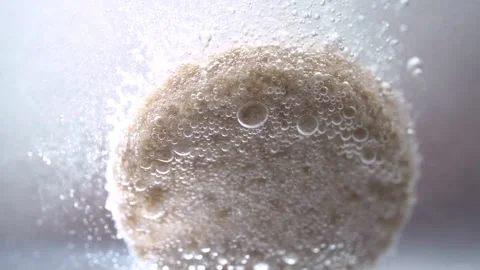 Effervescent tablet in water Video stock 134680191