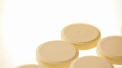 Effervescent vitamin C tablet bubbles in glass of water. Video stock 100932280