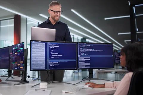Efficient Coding Team Collaborating In Diverse Office Environment Foto stock