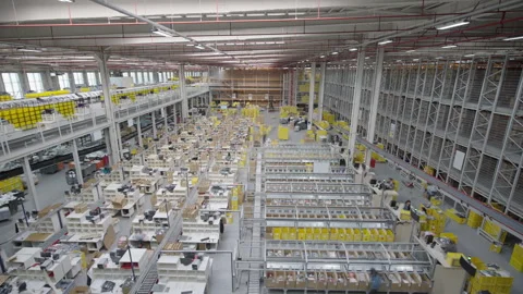 Efficient conveyor logistics systems in timelapse Video stock 261508263