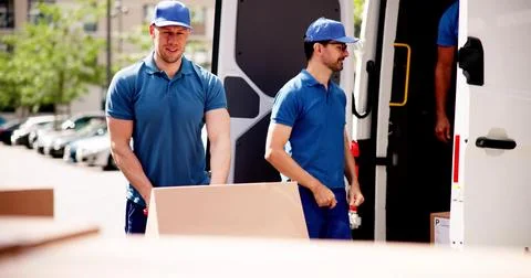 Efficient Delivery Team Transporting Warehouse Supplies: Business Chain 库存照片