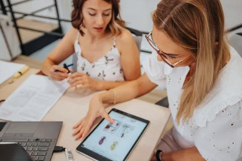 Efficient Multiracial Business Team Analyzing Reports and Solving Problems Foto stock