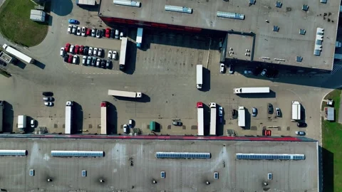 Efficient operations at a modern logistics center with busy truck activity Vidéo 316426988