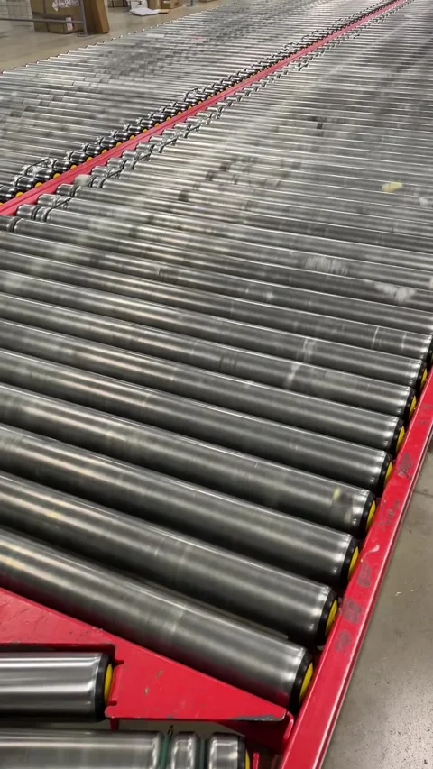 Efficient package processing using conveyor in industrial setting 库存影片 347334478