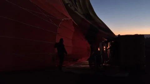 Efficient preparations underway for the  setup of a hot air balloon in Goreme. 库存影片 262886976
