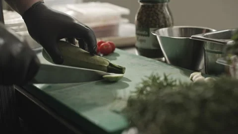Efficient Vegetable Cutting: Gloved Individual on Cutting Board Vidéo 262179340