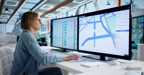 Efficient Woman Logistics Coordinator Using Route Planning App On Computer. Foto stock