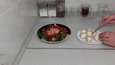 Effortless Champignon Slicing Tips for All 스톡 동영상 304735690