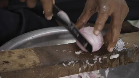 Effortless Onion Chopping Technique - Learn the Secrets to Perfectly Slice Video stock 324092853