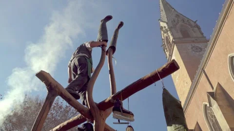 Egetmann Parade: a young man stands on the frame of the cobbler's wagon Stock-Footage 305142648