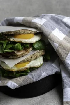 Egg and bacon sandwich breakfast Stock Photos