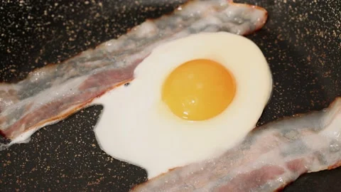 Egg and bacon slices fried in frying pan, time lapse Stock-Footage 150790305