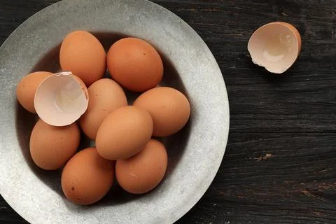 Egg and Egg Shell on Rustic Plate above Wooden Table. Foto stock