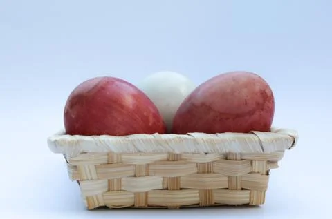 Egg in basket wicker Foto stock