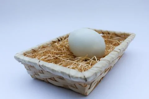Egg in basket wicker Stock-Fotos