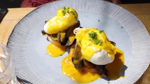 Egg benedict brunch Video stock 201435224