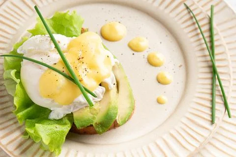 Egg benedict on a plate, plating, close-up Foto stock