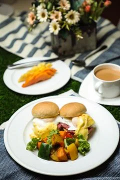 Egg Benedict slider with vegetable salad include tomato, potato, lettuce le.. Foto stock