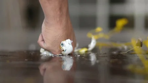 Egg bieng smashed by a fist 動画素材 72321452