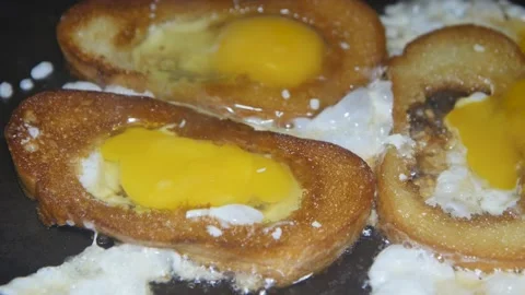 Egg bread frying in sunflower oil in a frying pan, close-up Vídeos de archivo 233595367