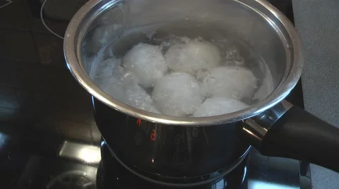 Egg cooked in water Video stock 46398132