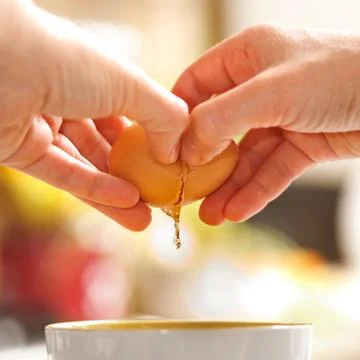 Egg cracking Foto stock