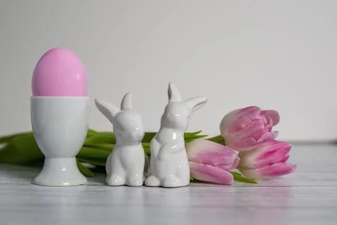 Egg Cups with pink Easter egg and porcelain Easter bunnies Stock Photos