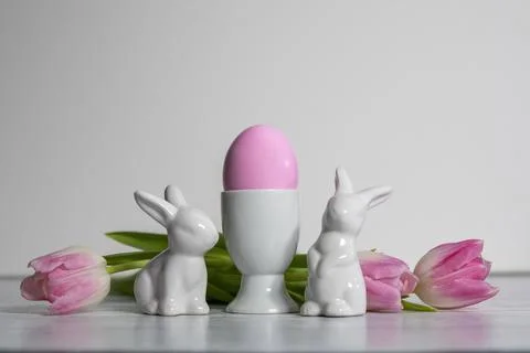 Egg Cups with pink Easter egg and porcelain Easter bunnies Stock Photos