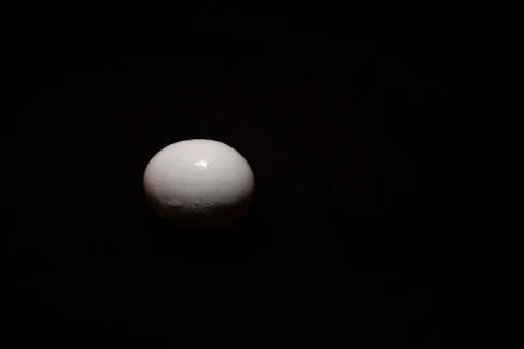 An egg in a dark copy space background. Food and product photography. Stock-Fotos