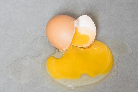 Egg drop crack splattered down on ceramic tile. Abstract macro with shallow.. 스톡 사진