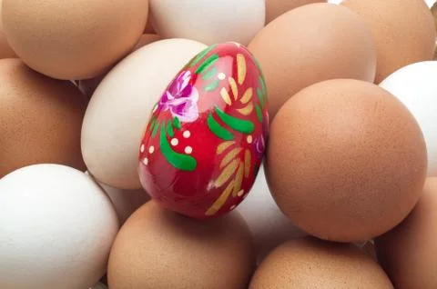 Egg Easter red on the background of unpainted eggs. Stock Photos