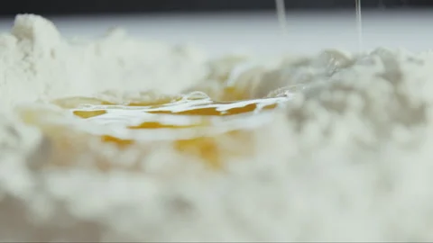 Egg falling into flour circle 库存影片 274615346