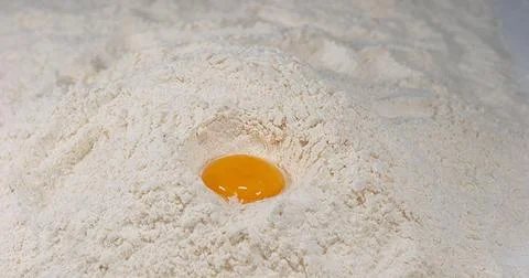 Egg Falling on Flour Foto stock