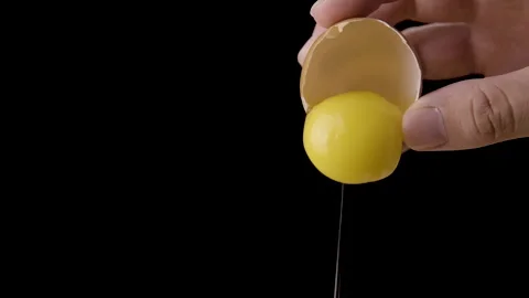 The egg falls in slow motion Video stock 247315908