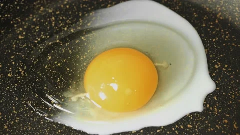 Egg fried in frying pan, time lapse, preparation process time-lapse 動画素材 150790295