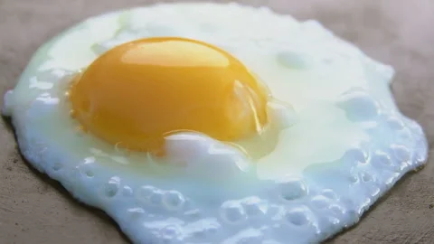 Egg fried on a grill Video stock 88714931