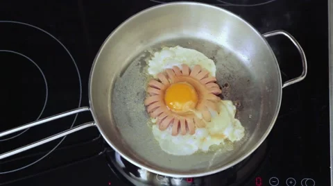 The egg is fried in a pan like a flower. Vidéo 56559435