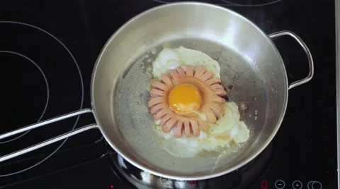The egg is fried in a pan. Vidéo 56559341