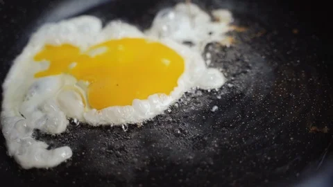 Egg Fried In A Pan With Sunflower Oil Видео 122191483