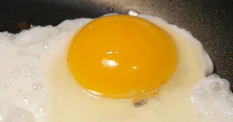 Egg on a frying pan in cooking 库存影片 162614879