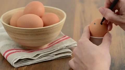 Egg gets marked with a smiley face. Vídeo Stock 34270904