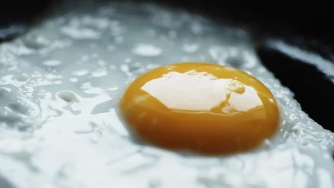 Egg on hot pan Vídeo Stock 88001893