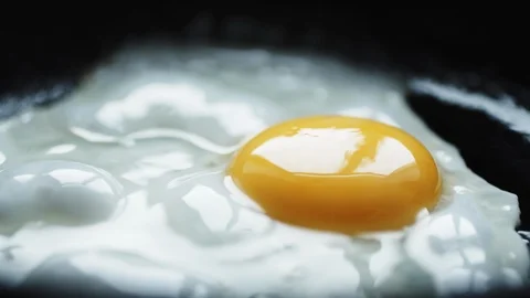 Egg on hot pan Vídeo Stock 88002866